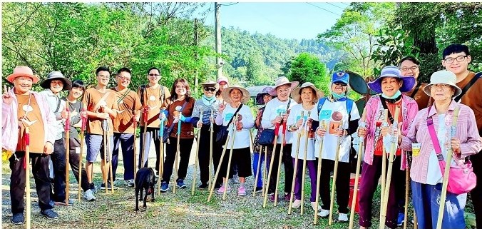長輩與工作人員在埔里山區進行戶外健走與綠色照顧活動