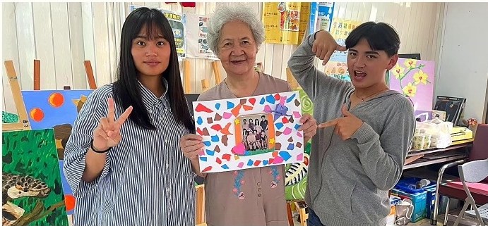 暨南大學學生與長輩一起完成手作作品的青銀共學課程