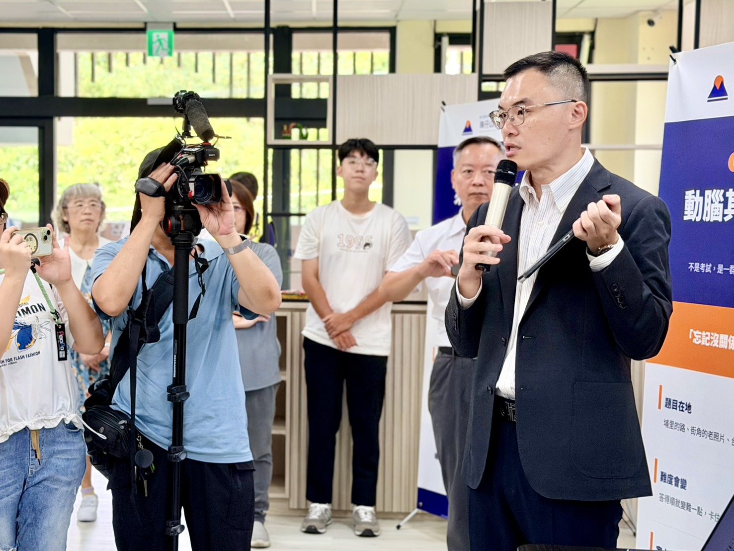 珠仔山社區長照機構啟用記者會現場，向媒體與來賓解說腦友會 AI 認知促進系統